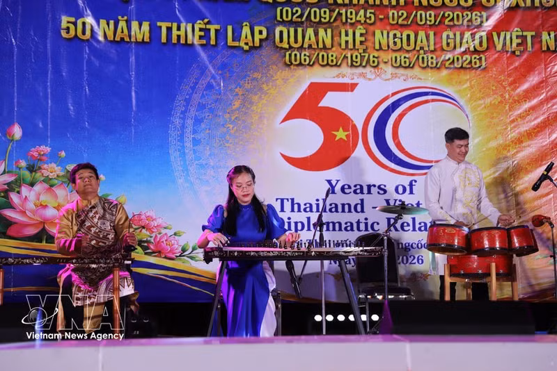 Un numéro artistique lors de la célébration du 81e anniversaire de la Révolution d’Août et de la Fête nationale du Vietnam, organisée le 2 septembre en Thaïlande. Photo : VNA.