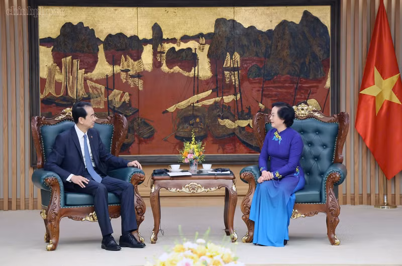 La secrétaire du Comité central du PCV et vice-Première ministre, Pham Thi Thanh Tra, reçoit l'ambassadeur de Chine au Vietnam, He Wei. Photo : VGP.