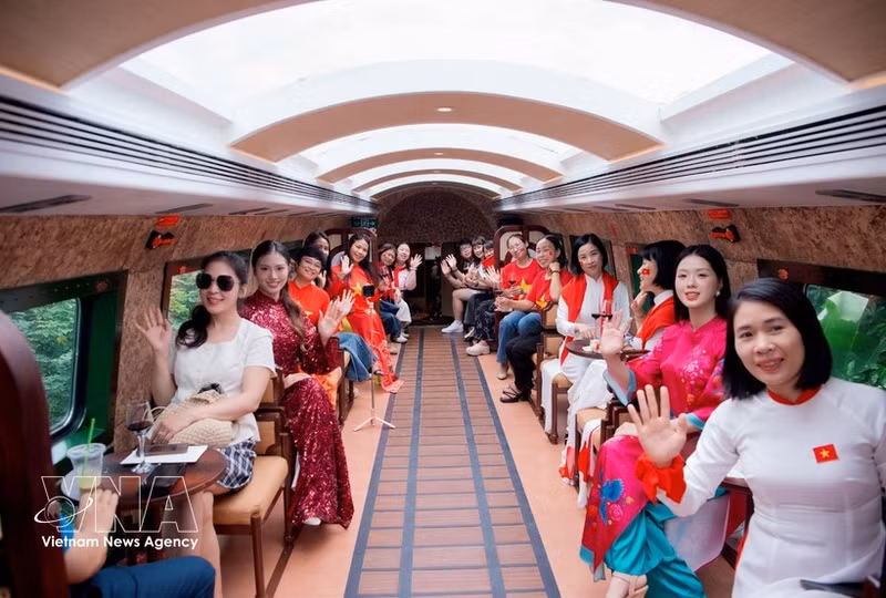 Des visiteurs à bord du Train du patrimoine des Cinq Portes de Hanoi. Photo : VNA.