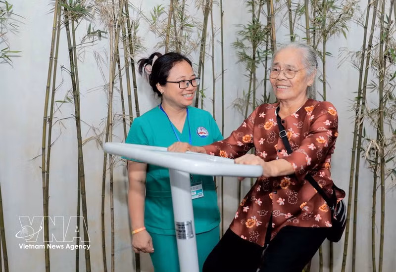 Ces dernières années, le Vietnam en général et Hanoï en particulier ont mis en œuvre de nombreuses politiques en faveur des personnes âgées. Photo : VNA.
