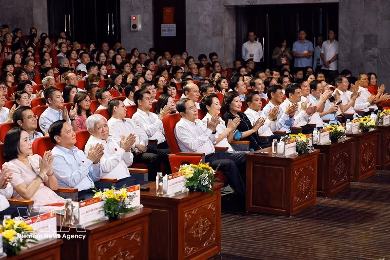 Le président de l'Assemblée nationale du Vietnam, Tran Thanh Man, et des dirigeants assistent à ce programme. Photo : VNA.