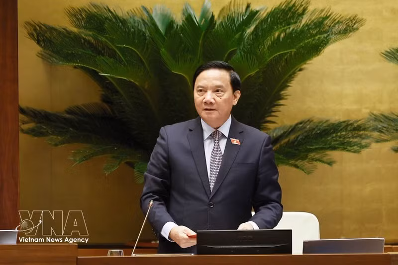 Le vice-président de l'Assemblée nationale, Nguyen Khac Dinh, préside la séance. Photo : VNA.
