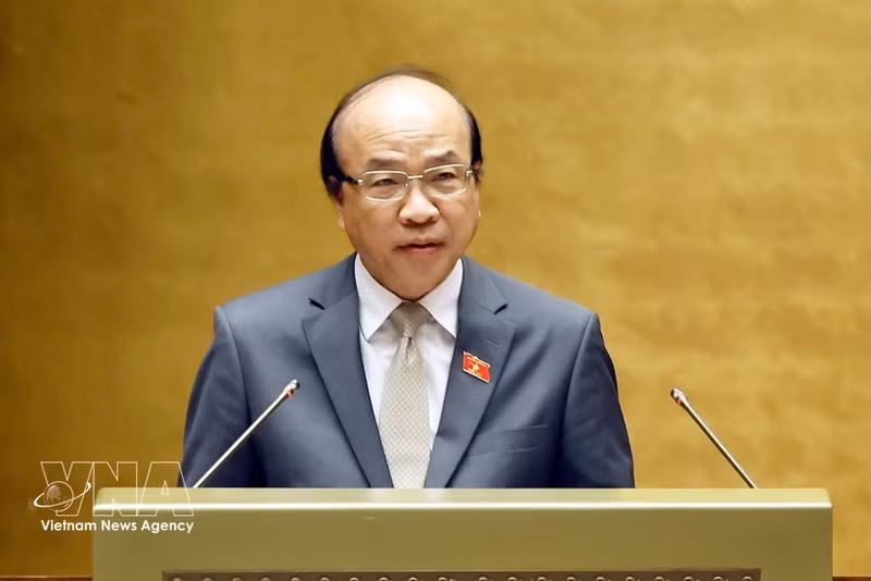 Le président de la Commission des affaires juridiques et judiciaires de l’Assemblée nationale, Phan Chi Hieu, présente un rapport de vérificarion sur le projet de code pénal (amendé), le projet de code de procédure pénale (amendé) et le projet de loi sur l’organisation des organes d’enquête criminelle (amendée). Photo : VNA.