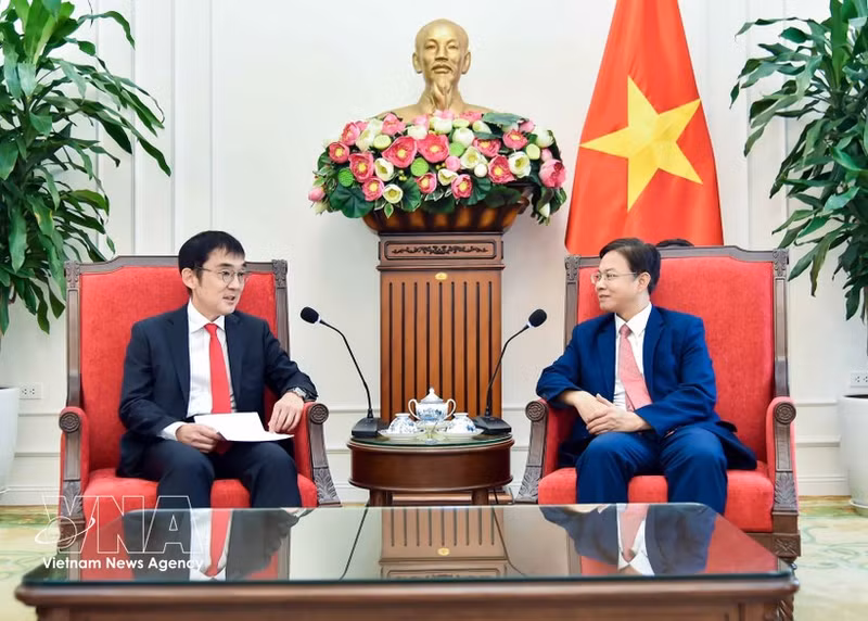 Le vice-ministre vietnamien des Affaires étrangères, Ngo Le Van (à droite) et le président de l’Institut de recherche économique pour l’ASEAN et l’Asie de l’Est (ERIA), Tetsuya Watanabe. Photo : VNA.