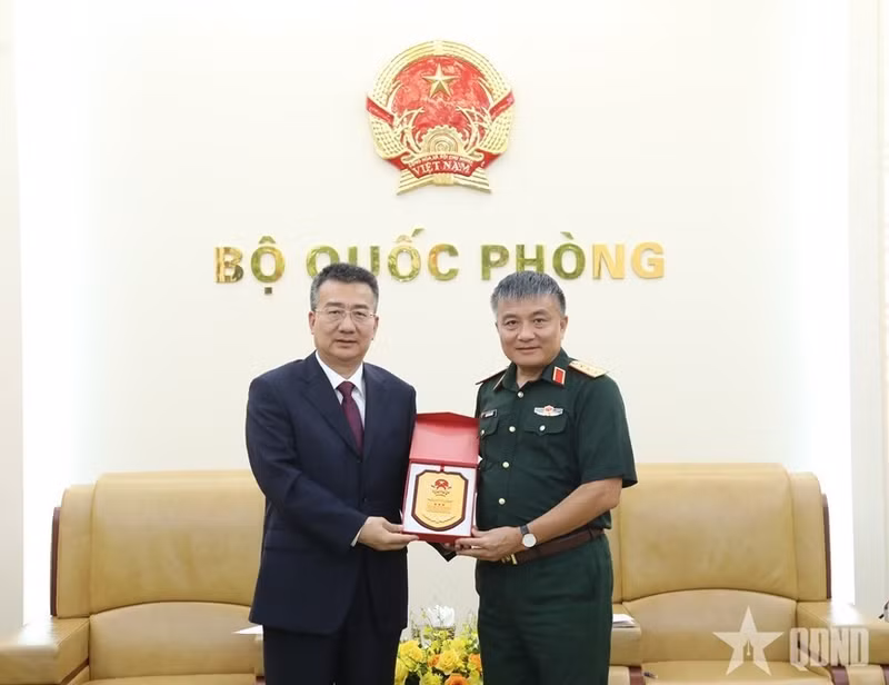 Le général de corps d’armée Nguyen Van Hien (droite), vice-ministre vietnamien de la Défense, et Lyu Wuqin, ministre assistant chinois de la Sécurité publique, en visite de travail au Vietnam. Photo : VNA.