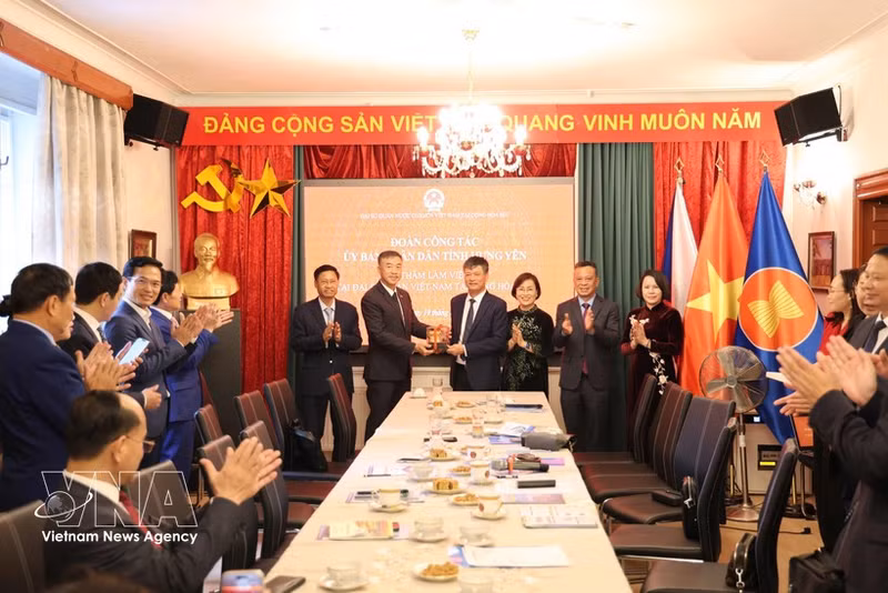 L’ambassadeur Duong Hoai Nam (à gauche) reçoit un cadeau commémoratif des dirigeants de la province de Hung Yen. Photo : VNA.