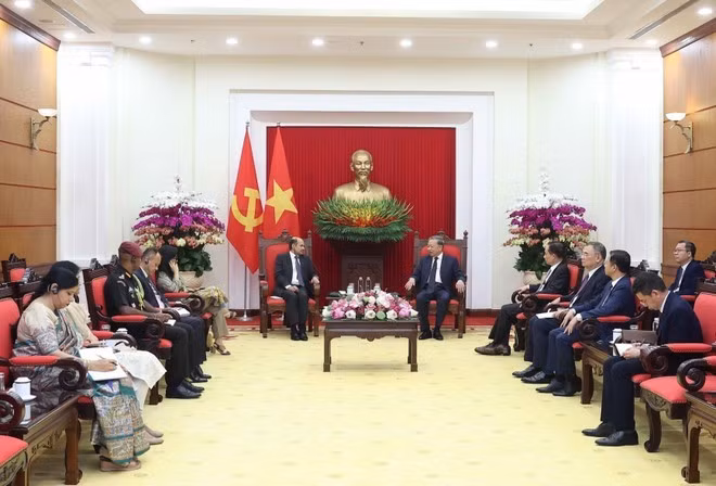 Le secrétaire général du PCV, To Lam, reçoit l’ambassadeur d’Inde au Vietnam, Sandeep Arya, à Hanoi, le 6 août. Photo : VNA.