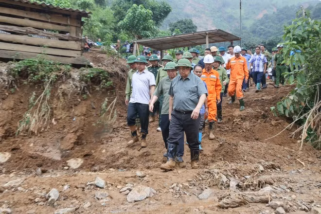 Dans l’après-midi du 3 août, le Premier ministre Pham Minh Chinh s’est rendu dans la province de Dien Bien pour encourager les sinistrés et diriger les efforts de redressement après les crues et inondations. Photo : VNA.