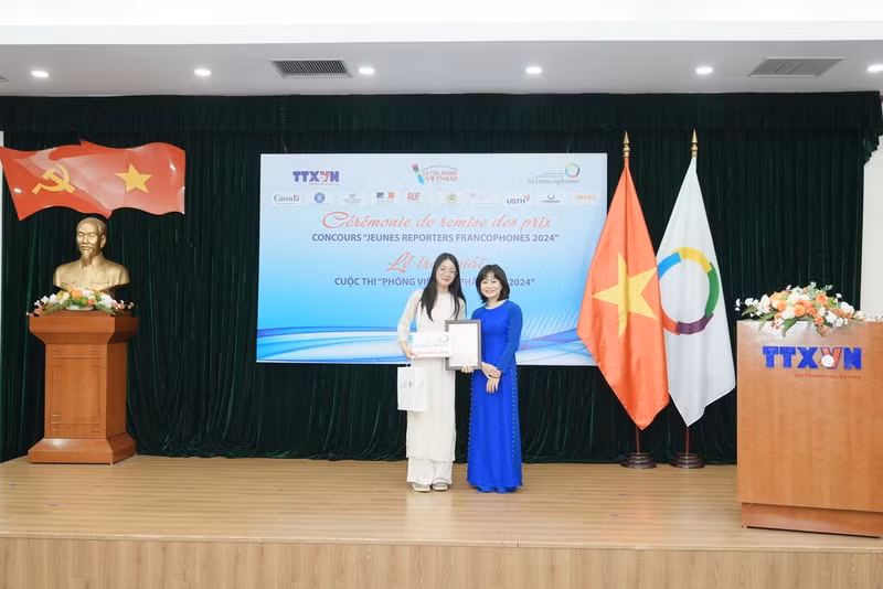 La rédactrice en chef du Courrier du Vietnam, Nguyen Hong Nga (droite), remet le 2e Prix en 2024 à la représentante de l'étudiante Le Thi Ngoc Lan de l'Université de Can Tho.