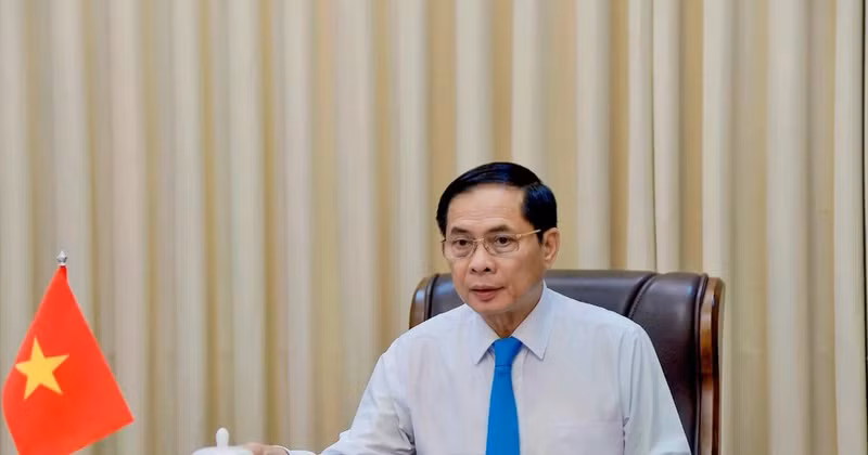 Le vice-Premier ministre et ministre des Affaires étrangères, Bui Thanh Son, lors de son entretien téléphonique avec le ministre allemand des Affaires étrangères, Johann Wadephul, le 2 juin. Photo : VNA.