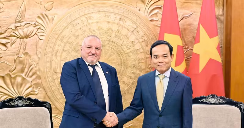 Tran Luu Quang, secrétaire du Comité central du Parti communiste du Vietnam (droite) et le président du Parti socialiste hongrois Komjáthi Imre. Photo : VNA.