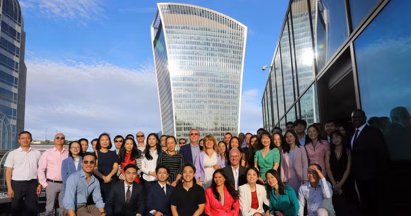 Les dirigeants, les membres de la VIFA UK et les invités. Photo : VNA.