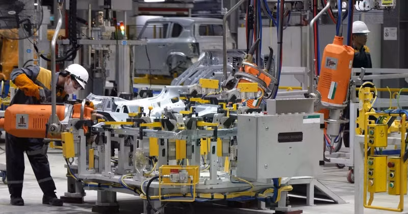 Dans l'usine de voitures électriques VinFast. Photo : VNA.