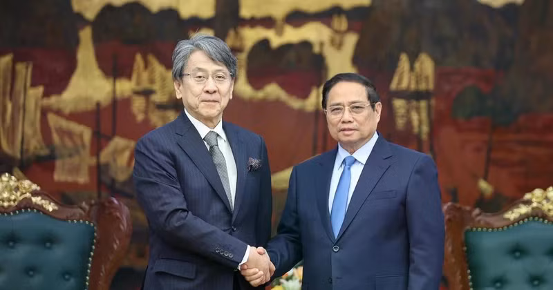 Le Premier ministre vietnamien Pham Minh Chinh (à droite) rencontre à Hanoi Maeda Tadashi, président du Conseil d’administration de la JBIC. Photo : VNA.