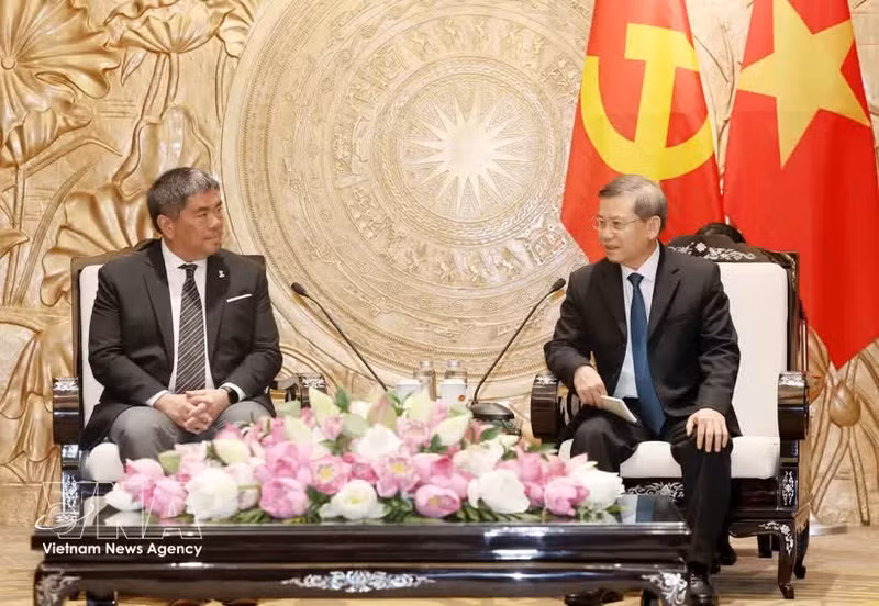 Le Minh Tri, chef de la Commission des affaires intérieures (droite) et Isra Sunthornvut, vice-président du Parti démocrate de Thaïlande. Photo : VNA.