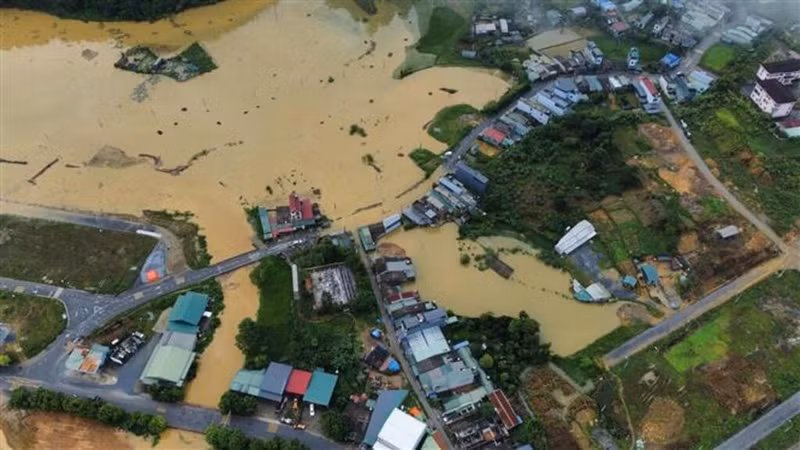Selon le Comité populaire de la commune de Muong Khuong, province de Lao Cai (au Nord), les fortes pluies qui se sont abattues du 8 au 9 juillet ont causé d'importants dégâts aux maisons, aux biens, aux récoltes et aux infrastructures de la région. Photos : VNA.