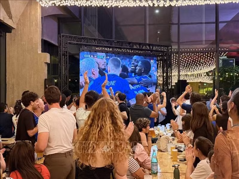 Les supporters français applaudissent et célèbrent la victoire 3-0 de l'équipe de France face à la Suède, synonyme de qualification pour les quarts de finale de la Coupe du monde 2026. Photo : VNA.
