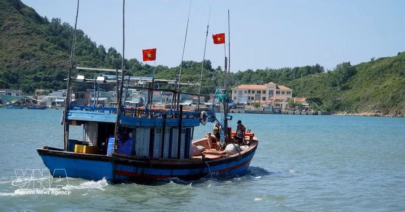 Un bateau de pêche de la province de Gia Lai prend la mer. Photo : VNA.