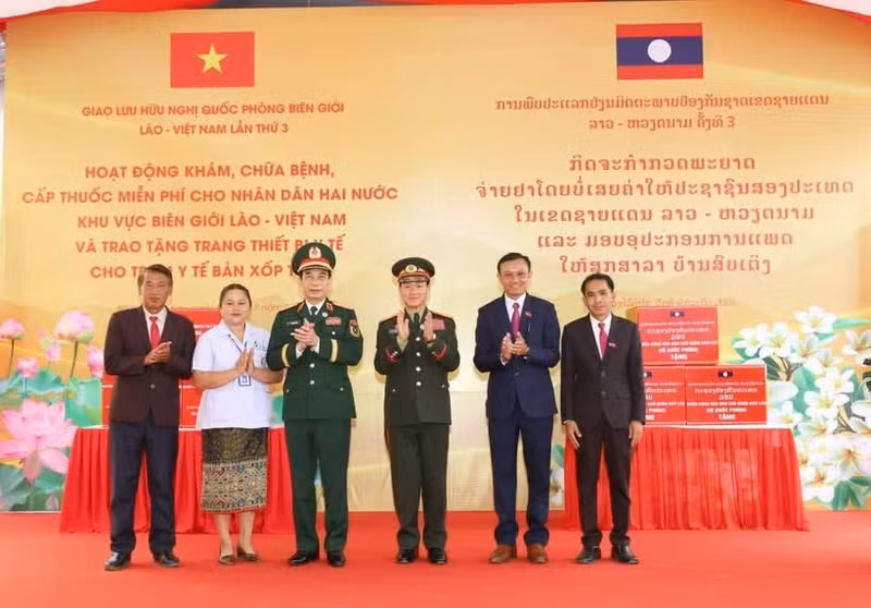 Le général d’armée Phan Van Giang, vice-Premier ministre et ministre de la Défense, et son homologue lao, le général d’armée Khamliang Outhakaysone, au 3ᵉ Échange d'amitié sur la défense frontalière Vietnam-Laos. Photo : VNA.