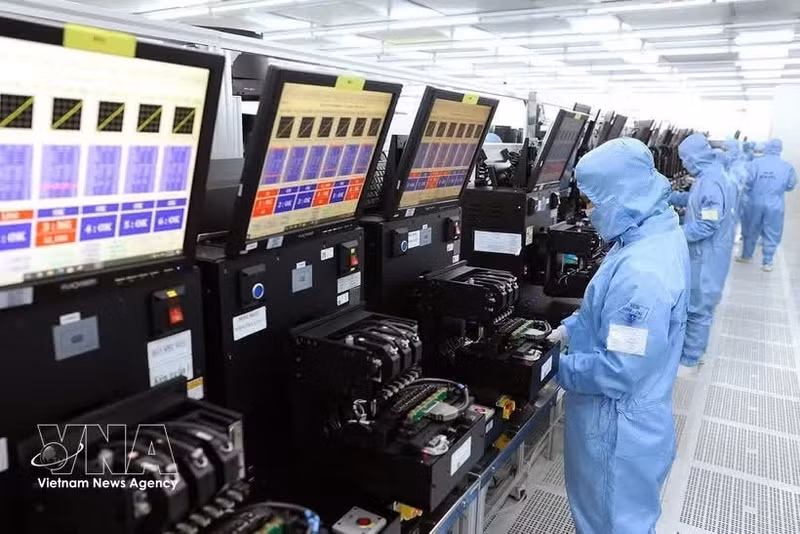 Chaîne de production de modules de caméras et de composants électroniques destinés à l’exportation à la SARL MCNEX VINA (à capitaux 100 % sud-coréens), située dans le parc industriel de Phuc Son, province de Ninh Binh. Photo : VNA.