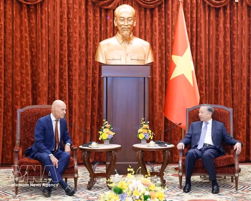Le secrétaire général du PCV et président de la République, To Lam (à droite) et l'ambassadeur des Pays-Bas, Kees van Baar. Photo : VNA.