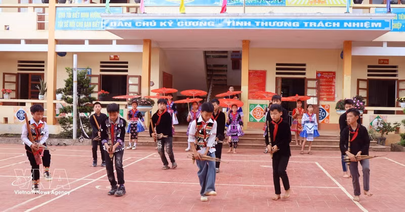Élèves du lycée internat Nan Ma, commune de Pa Vay Su, province de Tuyen Quang. Photo : VNA