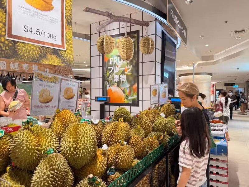 Un stand de durians dans un supermarché APITA. Photo : VNA.