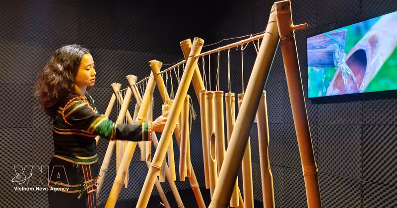 L’espace « Les sons de l’eau », au Pavillon du son, reproduit le bruit de l’eau circulant à travers un réseau de tubes en bambou, créant des sonorités originales qui évoquent l’harmonie entre la nature et l’art. Photo : VNA.