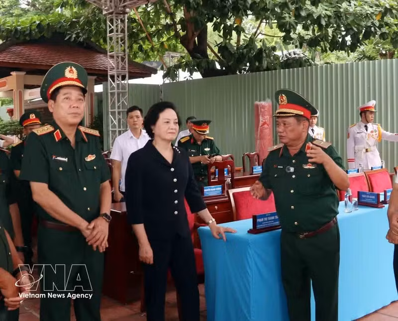 La vice-Première ministre Phạm Thị Thanh Tra examine les préparatifs de la cérémonie de lancement des opérations de recherche et de rapatriement des restes des martyrs au parc Le Thi Rieng. Photo : VNA.