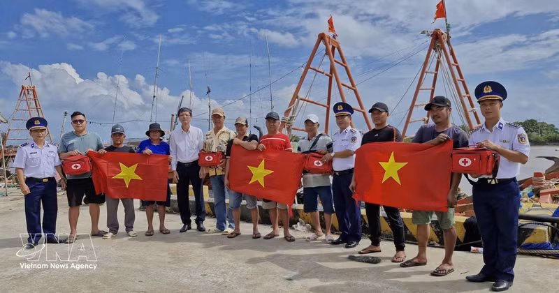 Le Commandement de la 4e Région des Garde-côtes du Vietnam, en coordination avec la commune de Ganh Hao, organise une activité de proximité dans le cadre du programme « Les garde-côtes aux côtés des pêcheurs » afin de sensibiliser à la lutte contre la pêche INN. Photo : VNA.