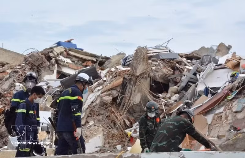 Des secouristes vietnamiens recherchent des victimes piégées sous les décombres au Venezuela. Photo : VNA.