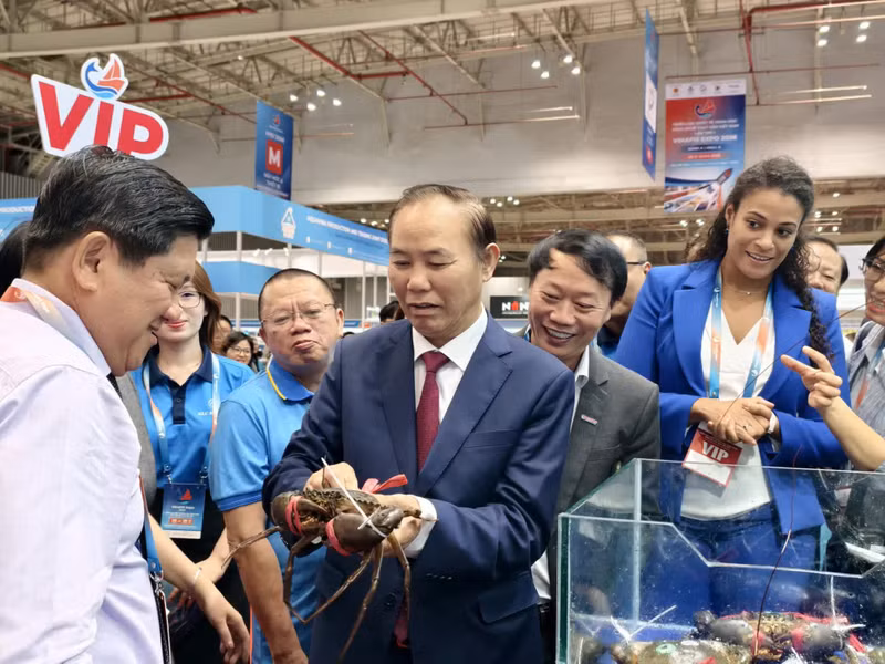 Des visiteurs lors de la VinaFIS Expo 2026. Photo : thuysanvietnam.