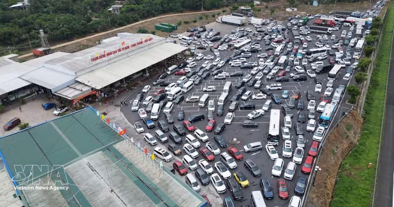 Véhicules sur l'autoroute Phan Thiet-Dau Giay. Photo : VNA.