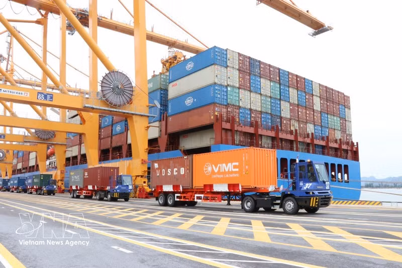 Transport de conteneurs aux quais n° 3 et n°4 du port international TIL Hai Phong. Photo : VNA.