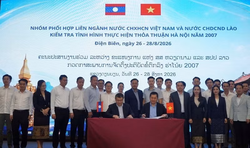 Des représentants du groupe de coordination interministériel Vietnam-Laos signent le procès-verbal de la réunion. Photo : Ministère de l’Industrie et du Commerce.