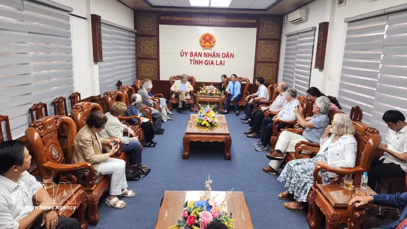 Le président du Comité populaire de la province de Gia Lai, Pham Anh Tuan, rencontre et échange avec le professeur Serge Haroche, lauréat du prix Nobel de physique 2012, et une délégation de scientifiques étrangers. Photo : VNA.