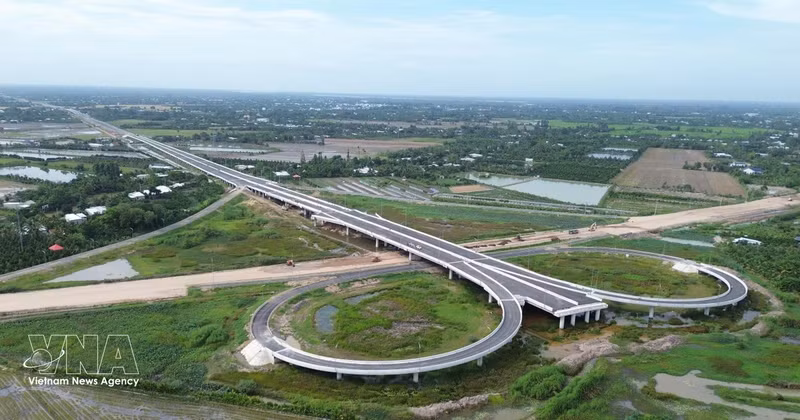 Le projet de construction de l’autoroute Cao Lanh - An Huu, phase 1, représente un investissement total de près de 7 500 milliards de dongs. Photo : VNA.