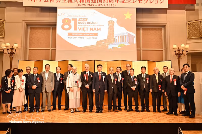 Le consul général Nguyen Truong Son et des représentants des localités du Kansai assistent à la cérémonie. Photo : VNA.