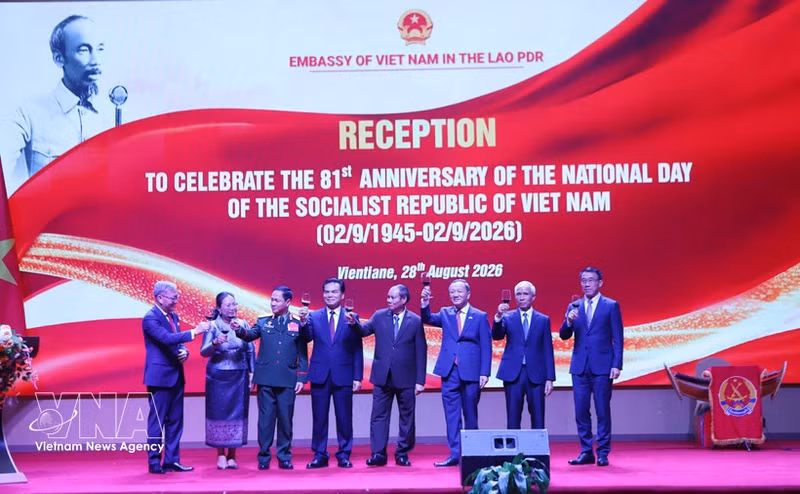 L'ambassadeur du Vietnam au Laos, Nguyen Minh Tam, et des invités lors de la réception diplomatique. Photo : VNA.