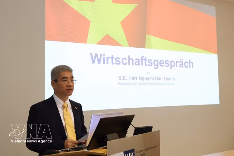 L’ambassadeur du Vietnam en Allemagne, Nguyen Dac Thanh, s'exprime au dialogue économique organisé à l’IHK Leipzig. Photo : VNA.