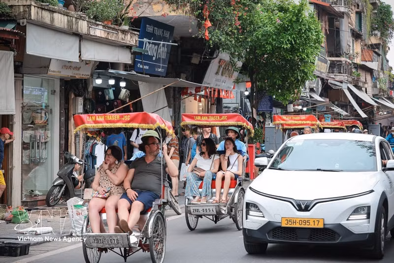 Des touristes explorent le Vieux quartier de Hanoï en cyclo-pousse. Photo : VNA.