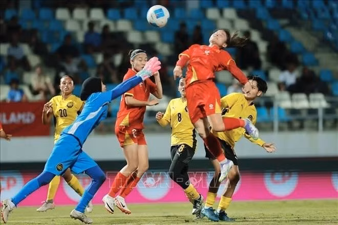 Thai Thi Thao inscrit son triplé d'une tête à la 78e minute sur un centre de Cu Thi Huynh Nhu, portant le score à 7-0. Photo : VNA.