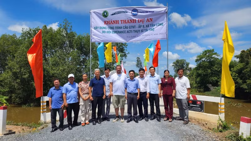 Cérémonie d’inauguration d’un pont rural dans le hameau 9 (commune de Tan Long). Photo : baotayninh.