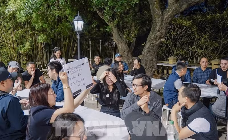 Lors de la rencontre thématique intitulée « Étudier et suivre l’exemple moral du Président Hô Chi Minh ». Photo : VNA.