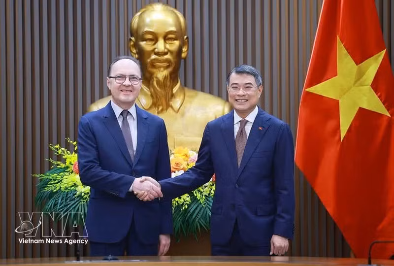 Le Premier ministre Le Minh Hung (droite) et l’ambassadeur extraordinaire et plénipotentiaire de la Fédération de Russie au Vietnam, Gennady Bezdetko. Photo : VNA.