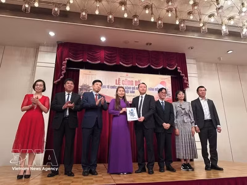 Le professeur agrégé, Dr Nguyen Duc Son, recteur de l'Université pédagogique de Hanoï, remet au représentant du Centre d'études vietnamiennes au Japon la décision de créer le Conseil pour le test de compétence en langue vietnamienne au Japon. Photo : VNA.