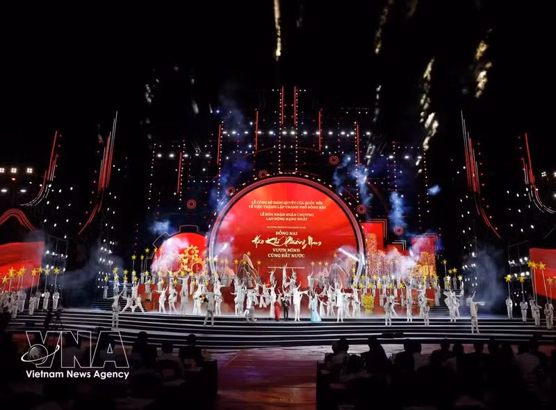 Un numéro artistique lors du spectacle intitulé « Dong Nai – Fierté du Sud, essor avec la nation ». Photo : VNA.