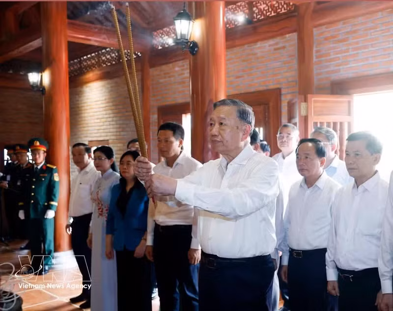 Le secrétaire général du Parti et président, To Lam, ainsi que la délégation du Comité central, ont respectueusement offert de l’encens en hommage au Président Hô Chi Minh. Photo : VNA.