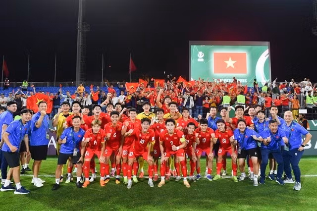 Les joueurs et entraîneurs vietnamiens posent pour une photo après leur victoire 2-1 contre le Kirghizistan lors de la Coupe d'Asie des moins de 23 ans de l'AFC, à Djeddah, en Arabie saoudite, le le 9 janvier.