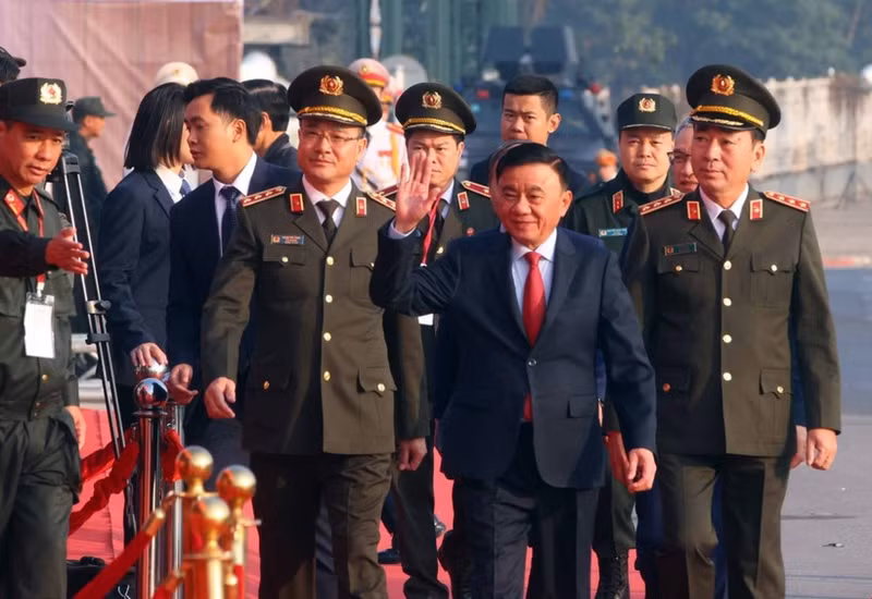 Tran Cam Tu, membre du Bureau politique, permanent du Secrétariat du Parti (au milieu) à la cérémonie de déploiement des forces afin d’assurer la sécurité absolue du XIVᵉ Congrès national du Parti. Photo : VNA.